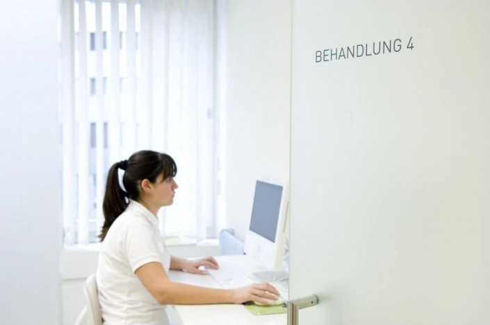 Modernes Behandlungszimmer